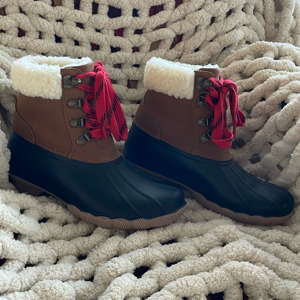 NWOT Magellan fleece lined boots